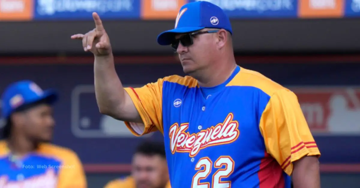 Omar López dirigiendo un juego de la selección de Venezuela