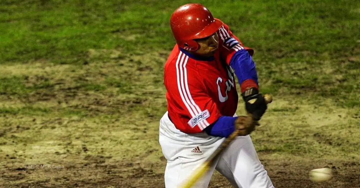 Osmani Urrutia bateando con el equipo de Cuba