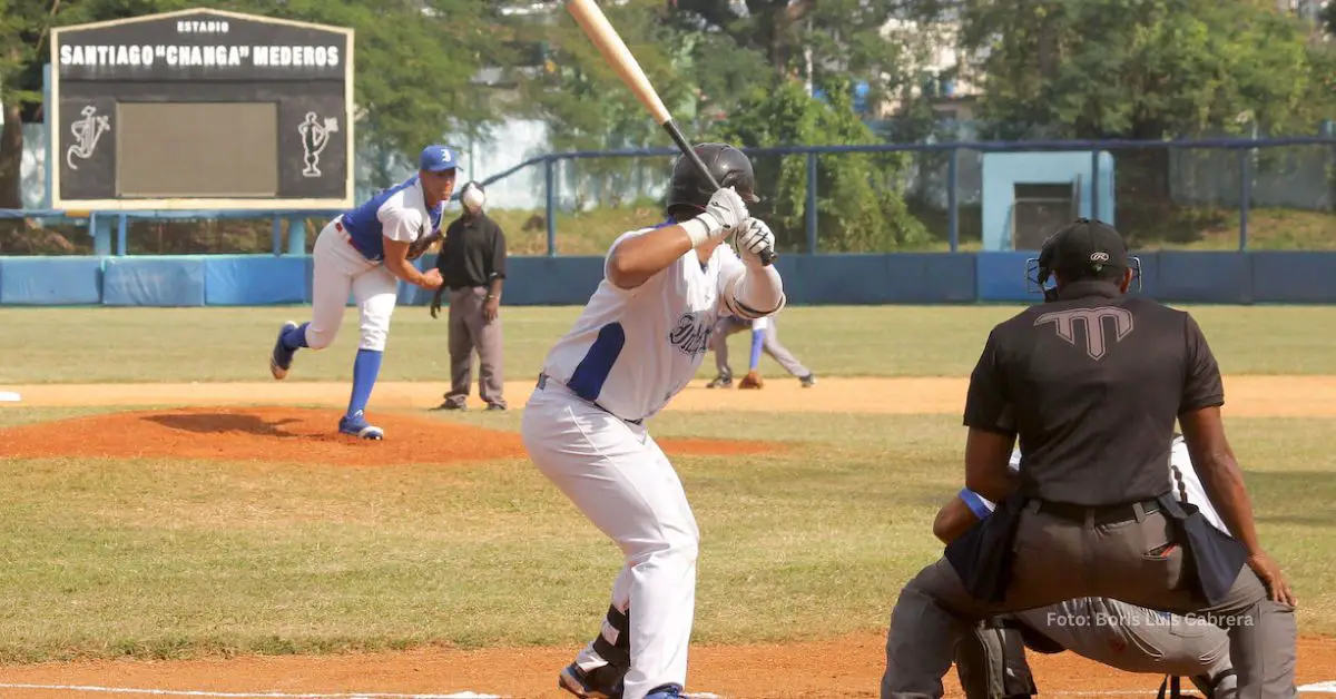 Juego de beisbol en el Estadio Santiago "Changa" Mederos en La Habana