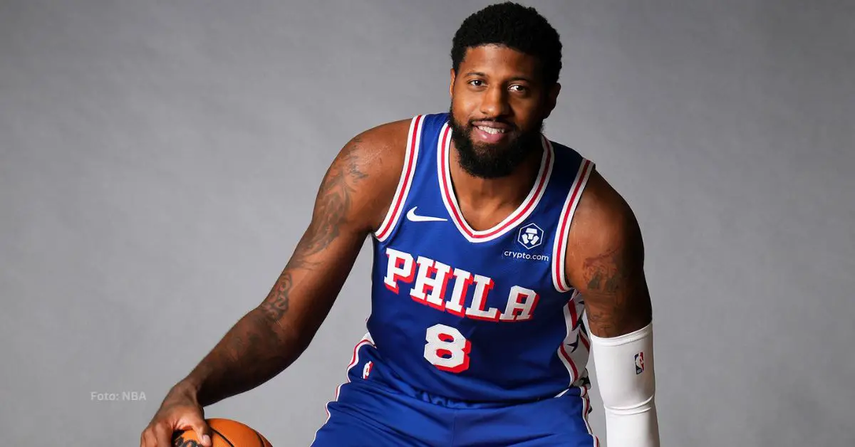 Paul George en fotos de presentancion con Philadelphia 76ers