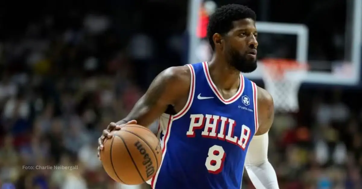 Paul George en un juego con Philadelphia 76ers