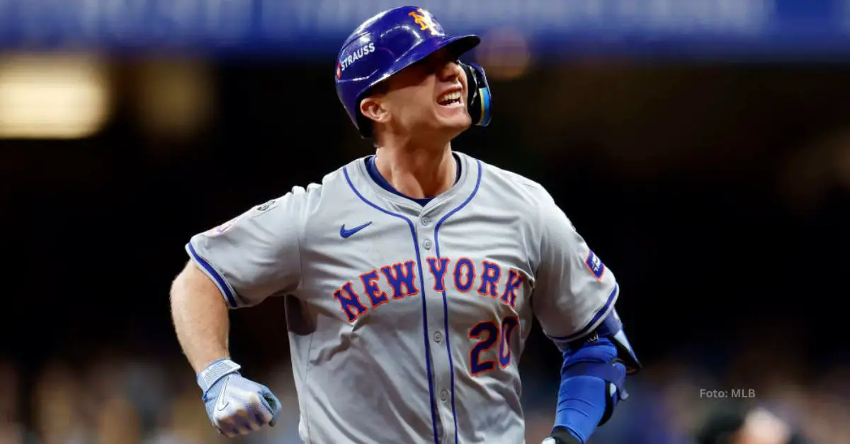 Pete Alonso celebra tras jonrón en el 9no con New York Mets