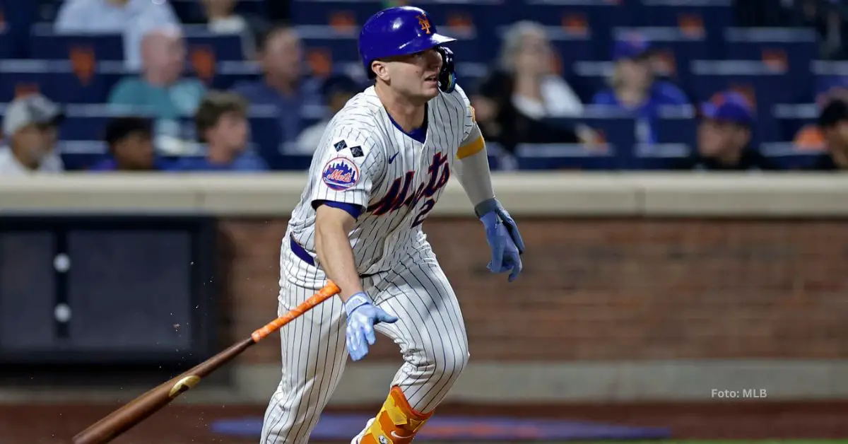 Pete Alonso corriendo tras dar batazo con New York Mets