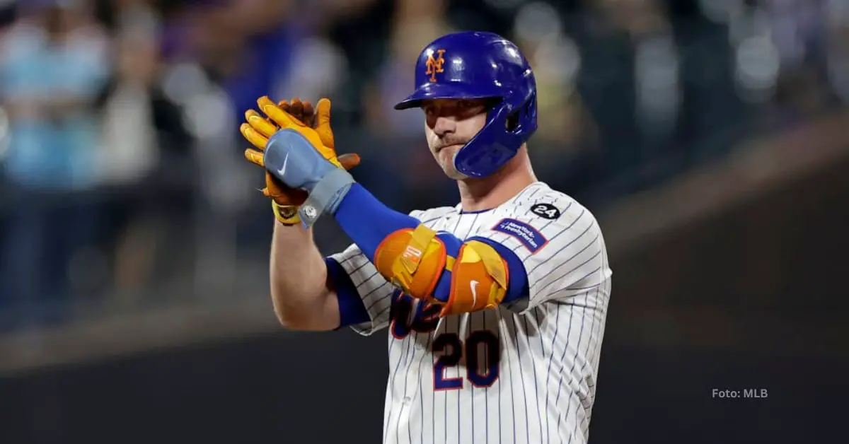 Pete Alonso aplaude tras doble con New York Mets