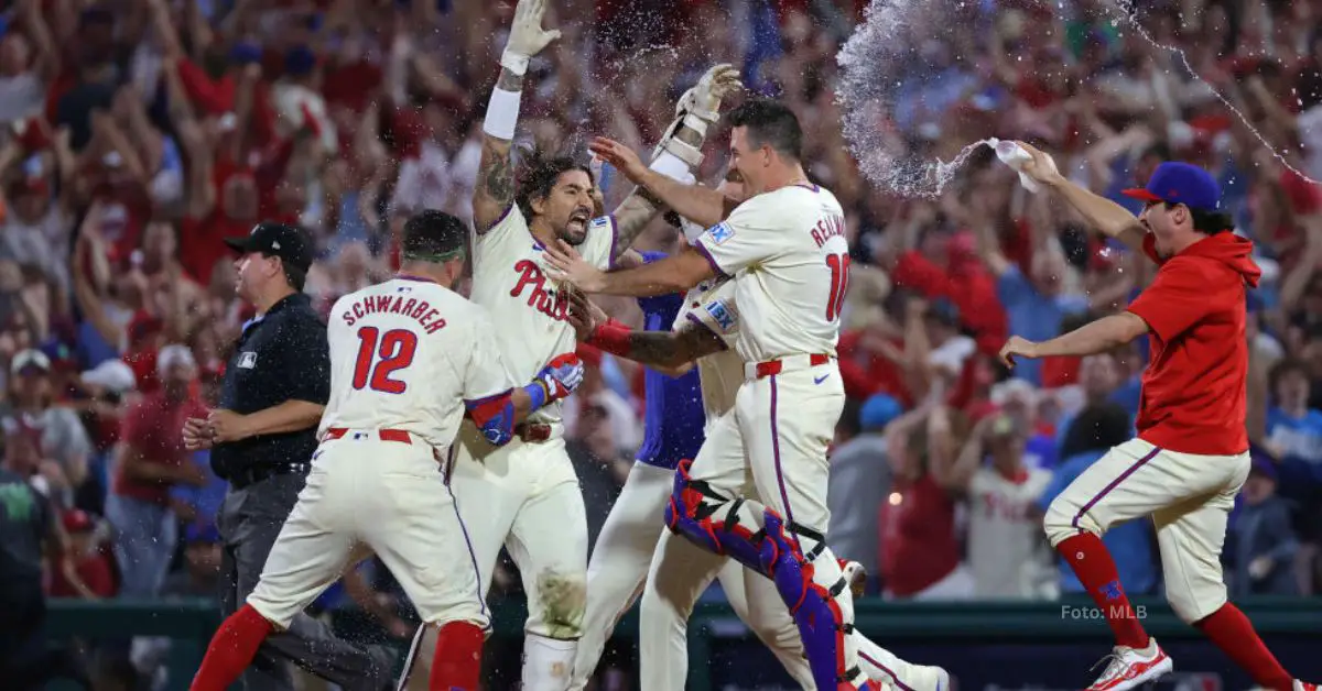 Nick Castellanos celebrando con equipo tras dar el hit ganador