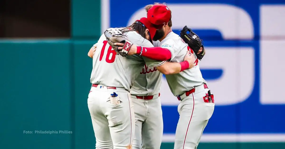 Outfielders de Philadelphia Phillies abrazándose tras victoria