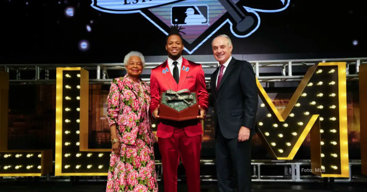 Ronald Acuña Jr. recibiendo el premio Hank Aaron de 2023