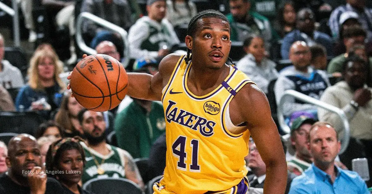 Quincy Olivari en un juego de pretemporada con Los Angeles Lakers