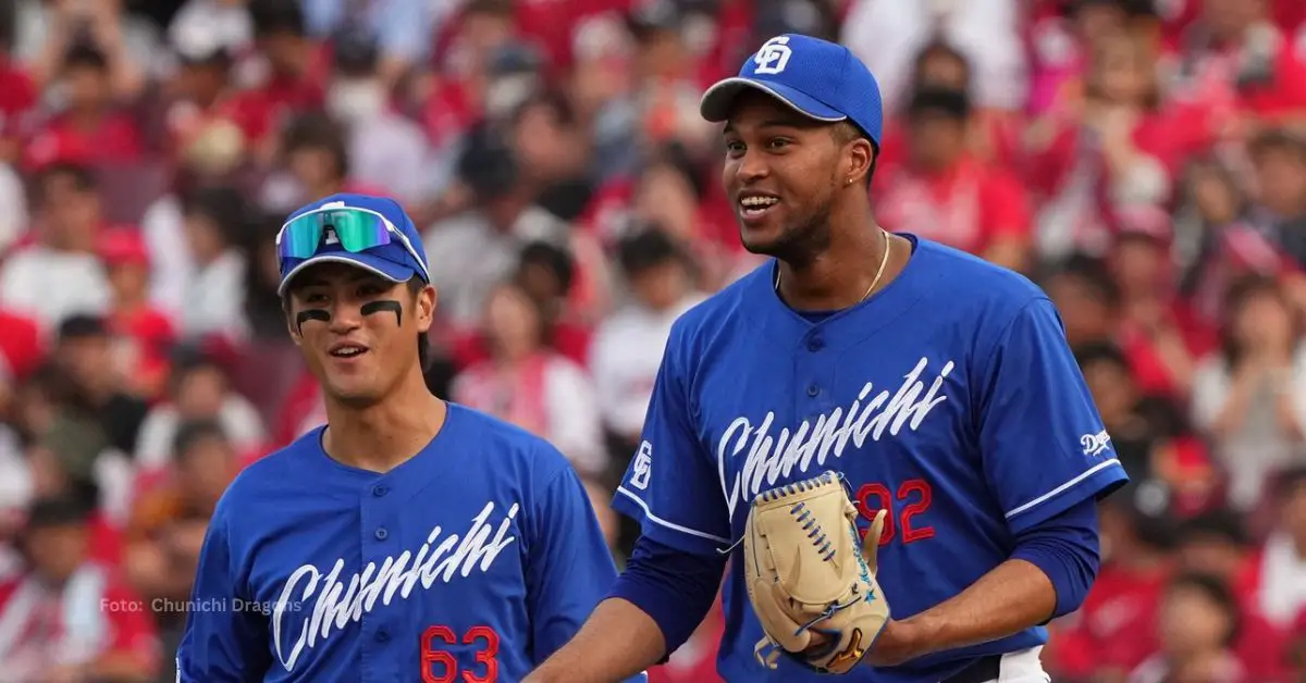 Raidel Martínez en un juego con Chunichi Dragons