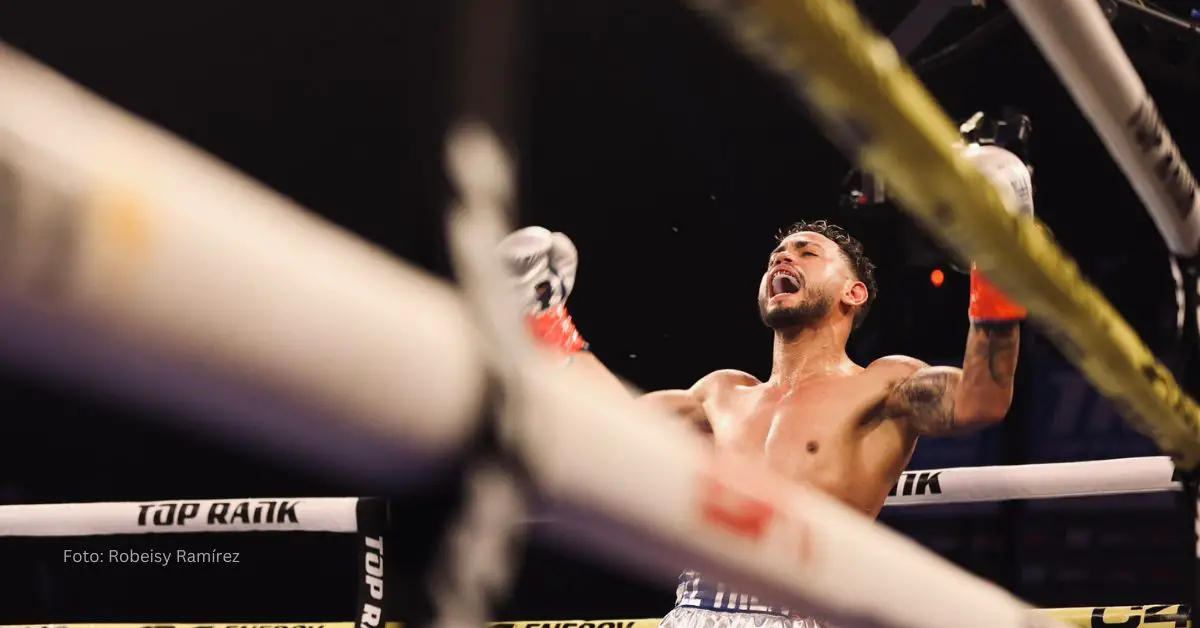 Robeisy Ramírez celebrando sobre el ring