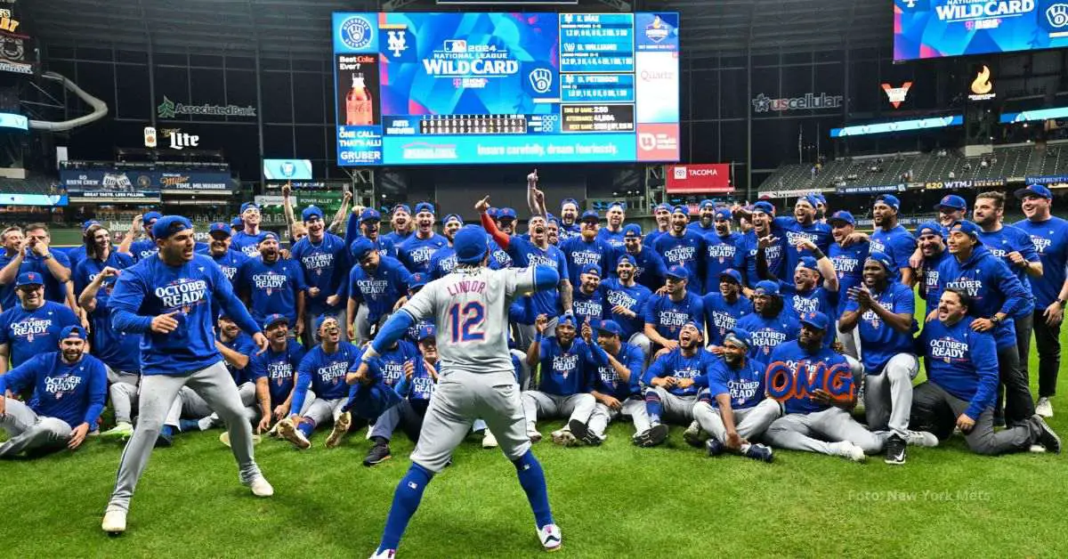 Francisco Lindor de espalda motivando al equipo de New York Mets tras avanzar a la Serie Divisional