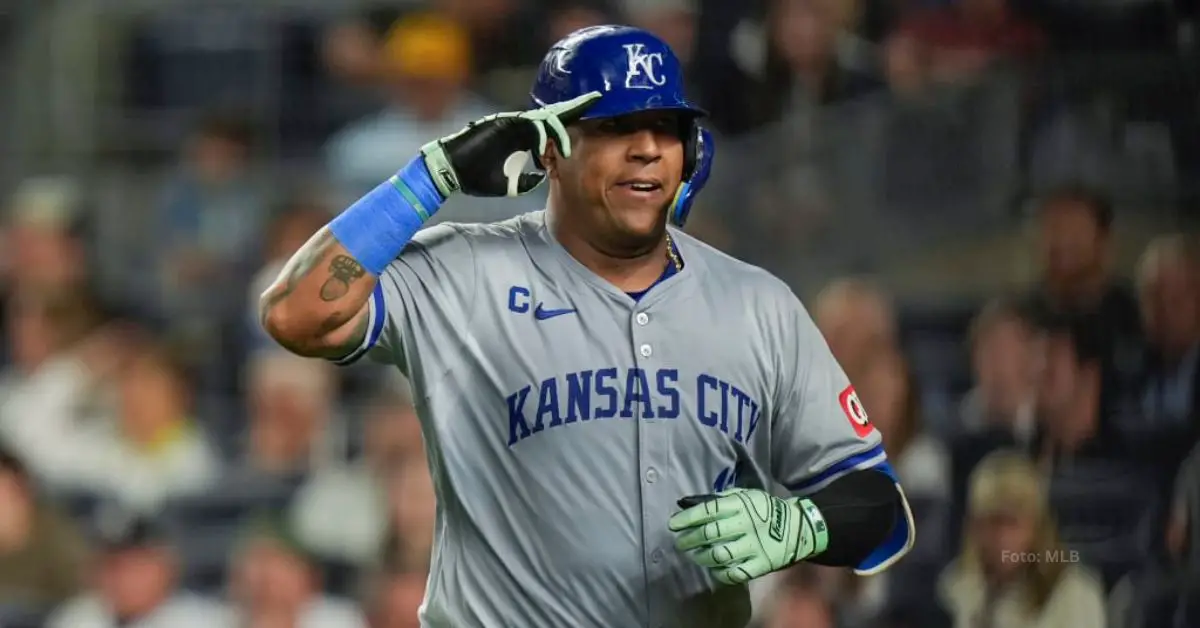 Salvador Pérez tacándose el casco tras dar jonrón con Kansas City Royals