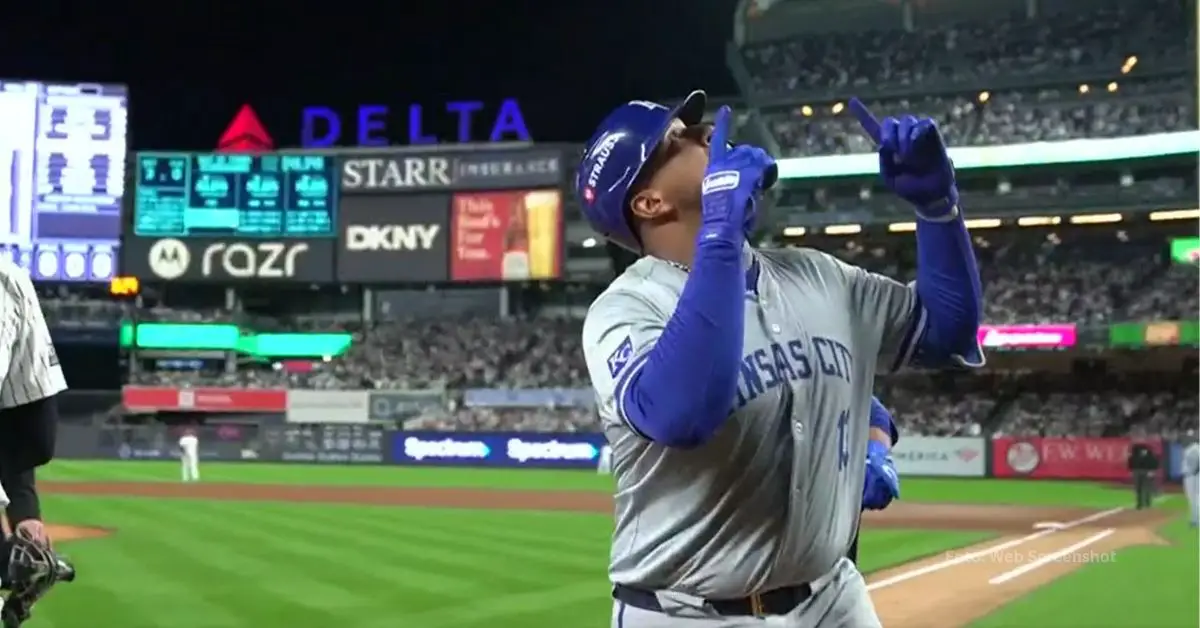 Salvador Pérez señala el cielo luego de recorres las basas tras jonron con Kansas City Royals