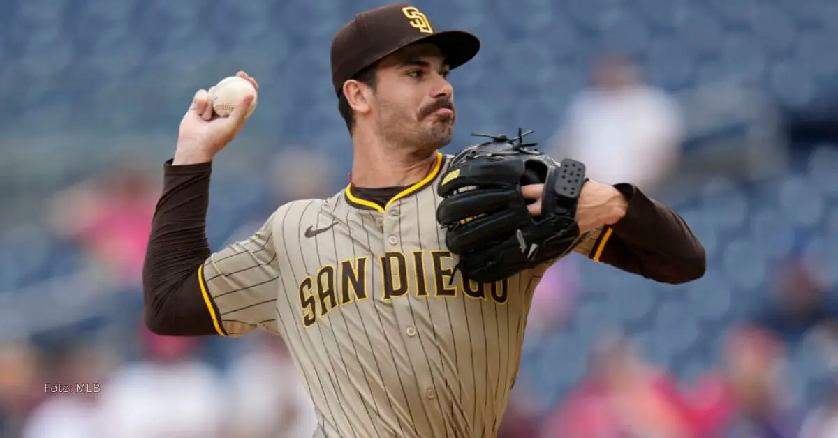 Dylan Cease lanzando una bola con el uniforme de San Diego Padres en MLB