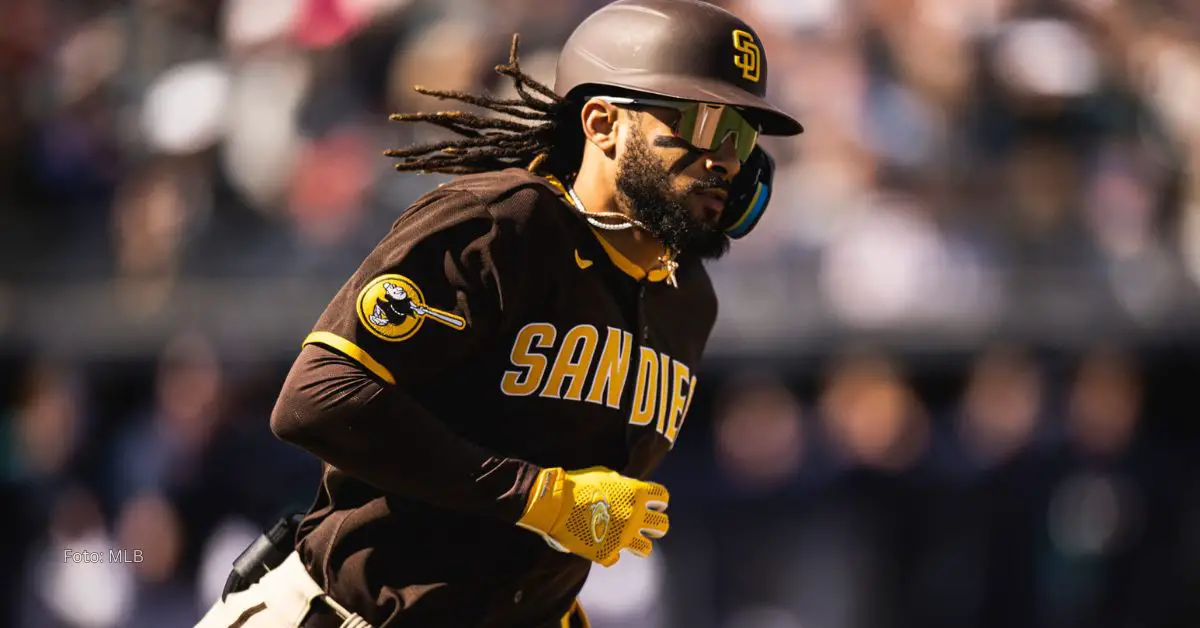 Fernando Tatis Jr corriendo con el uniforme de San Diego Padres y el rostro serio