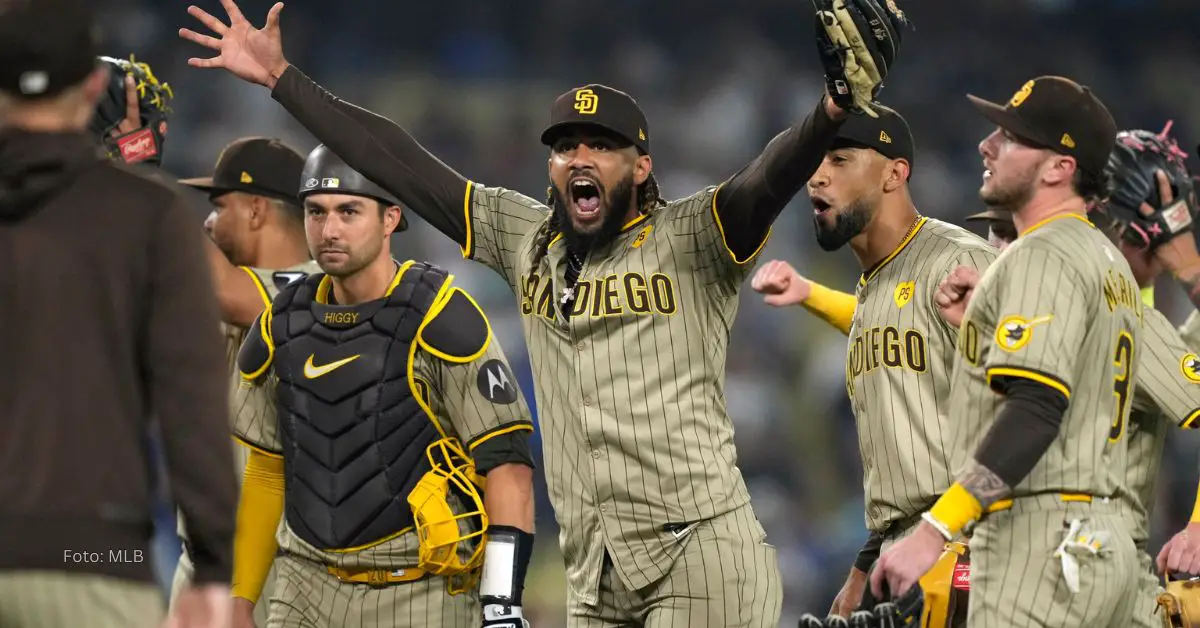 Fernando Tatis Jr. junto a sus compañeros de San Diego Padres celebrando triunfo con los brazos arriba