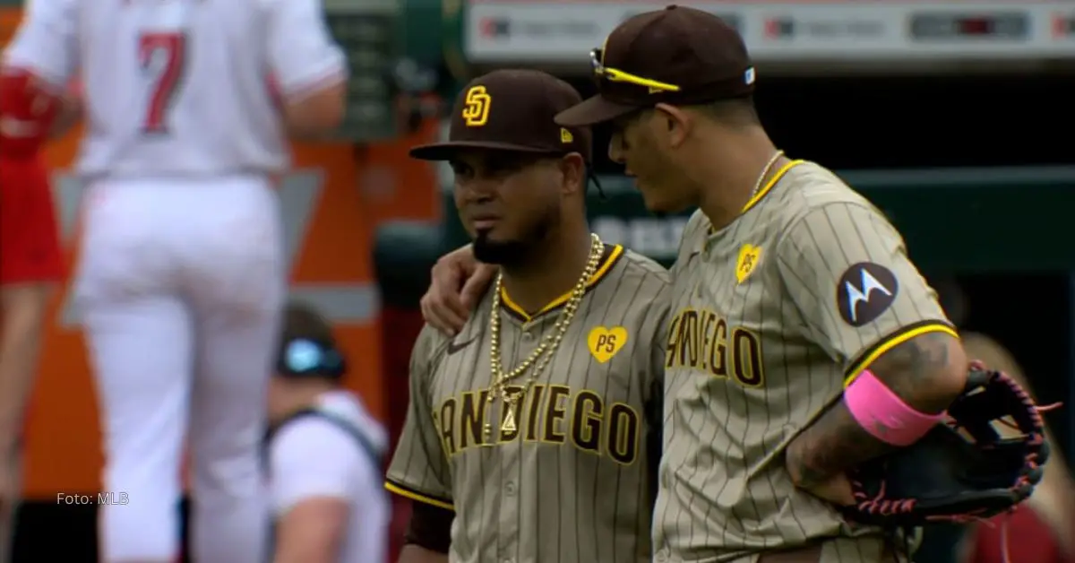 Manny Machado conversando con Luis Arráez en juego de San Diego Padres