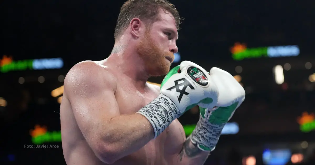 Saúl Canelo Álvarez en un ring de boxeo