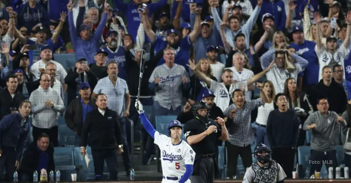 Freddie Freeman celebrando jonrón en juego 1 de la Serie Mundial