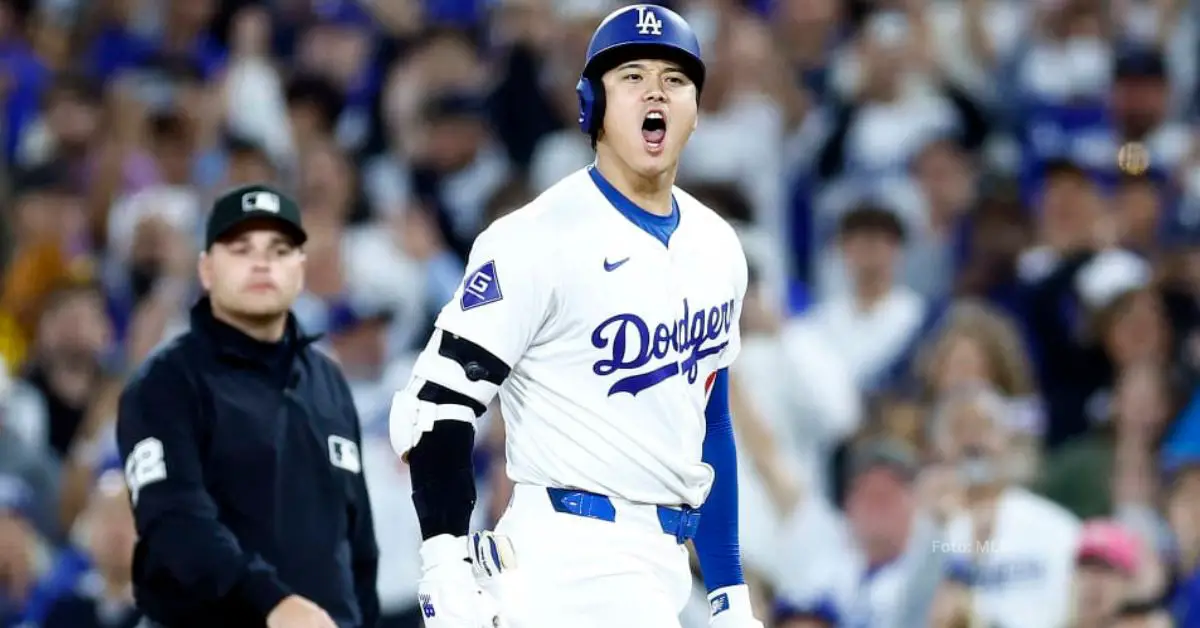 Shohei Ohtani gritando tras llegar a la inicial con Los Angeles Dodgers