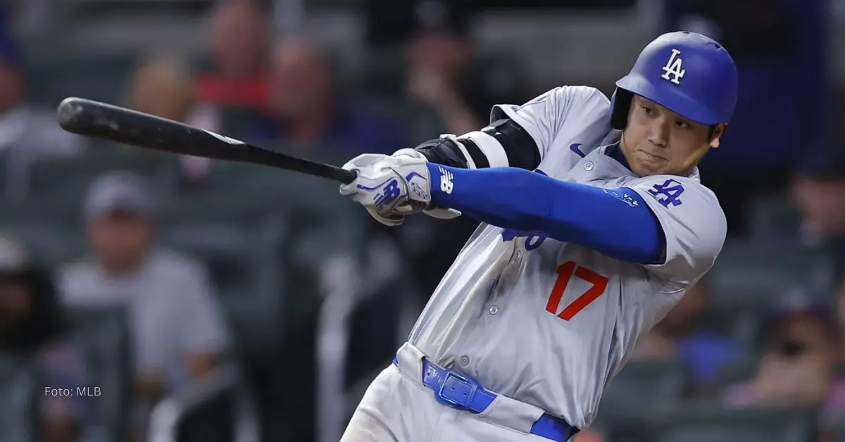 Shohei Ohtani bateando con el uniforme de Los Angeles Dodgers