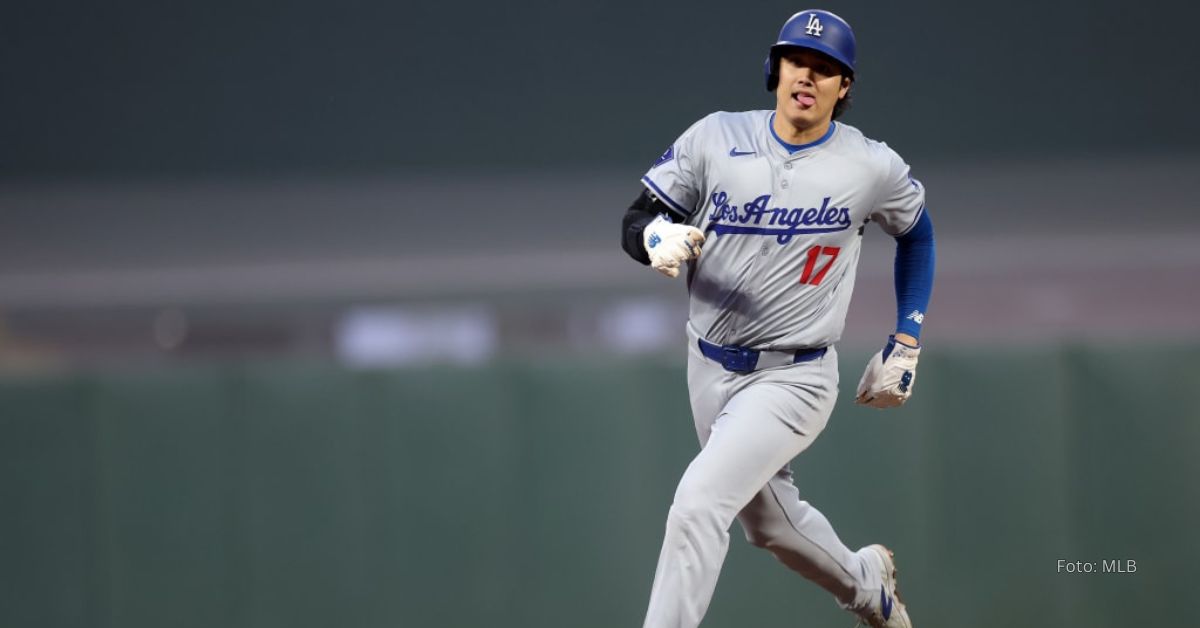 Shohei Ohtani corriendo con el uniforme de Los Angeles Dodgers en Grandes Ligas