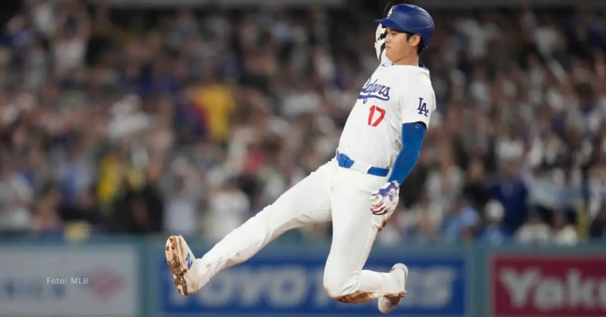 Japones Shohei Ohtani deslizándose para llegar a la base con Los Angeles Dodgers