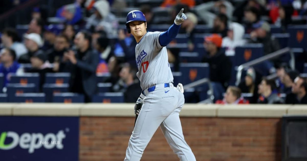 Shohei Ohtani señalando el dugout de Los Angeles Dodgers tras dar jonrón