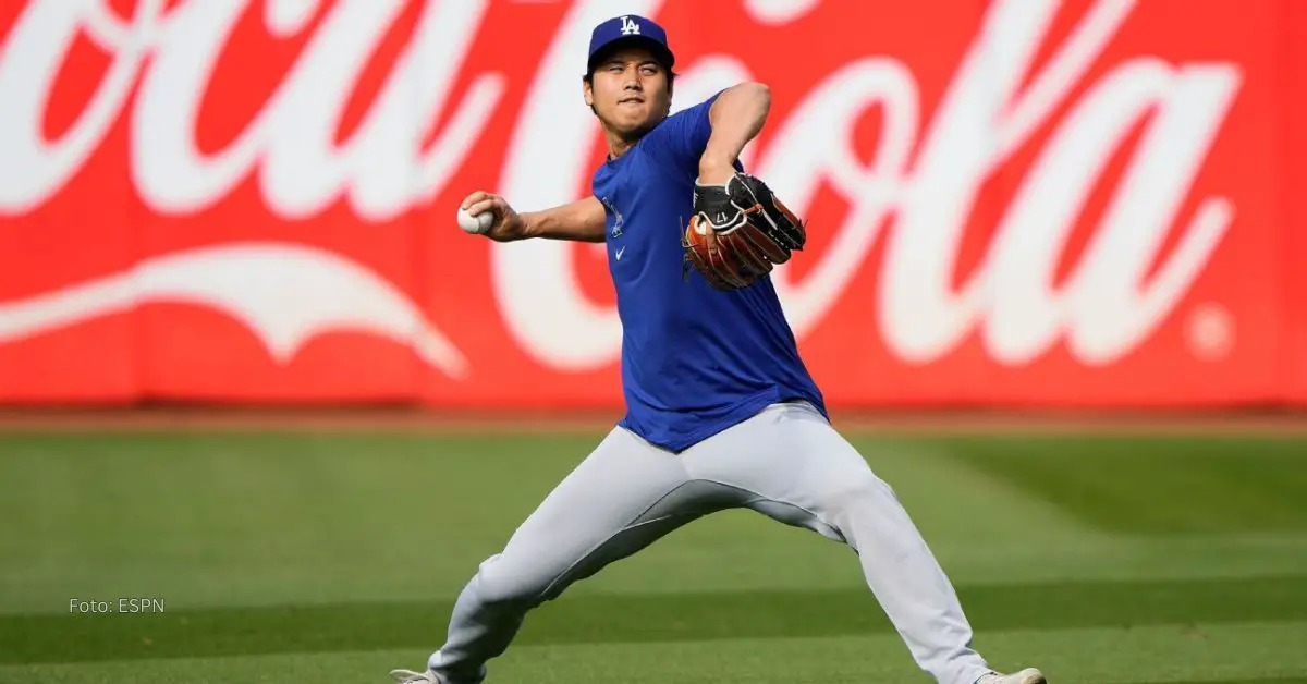 Shohei Ohtani lanzando con Dodgers