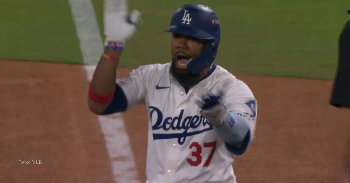 Teoscar Hernández aplaudiendo tras dar un batazo importante con Los Angeles Dodgers