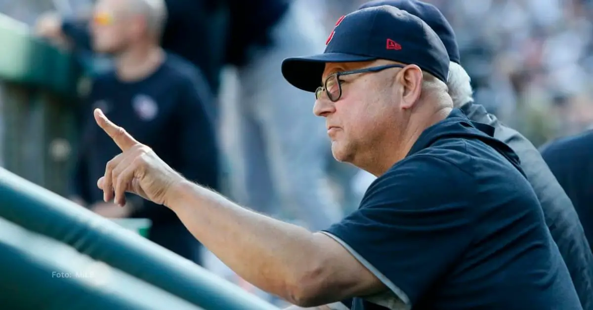 Terry Francona dirigiendo un juego de MLB con Cleveland Guardians