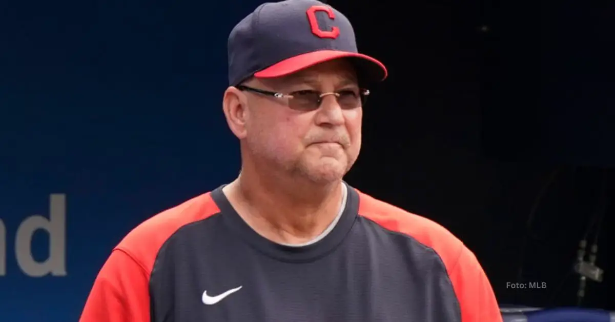 Terry Francona en el dugout de Cleveland Guardians