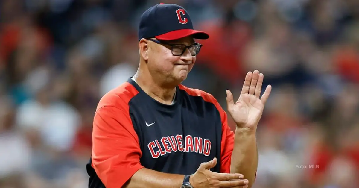 Terry Francona aplaudiendo con el uniforme de Cleveland Guardians. Cincinnati Reds