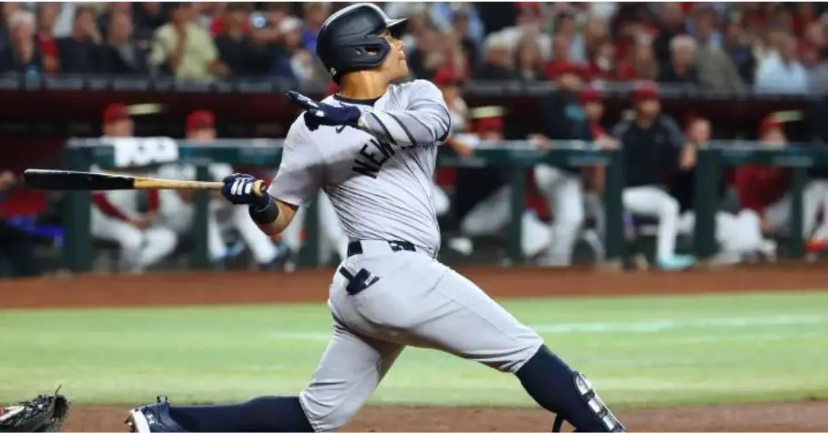 Juan Soto haciendo swing con uniforme de yankees en mlb