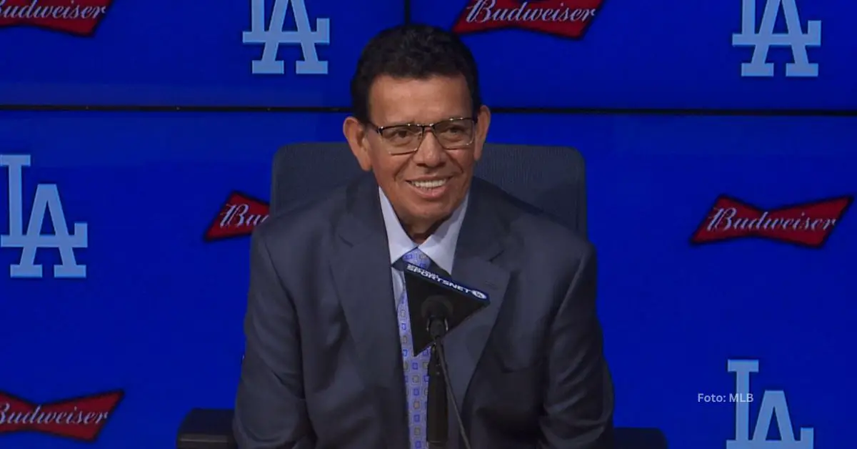 Fernando Valenzuela en una conferencia con Los Angeles Dodgers