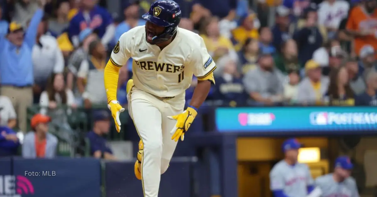 Venezolano Jackson Chourio celebrando un batazo con el uniforme de Milwaukee Brewers en MLB