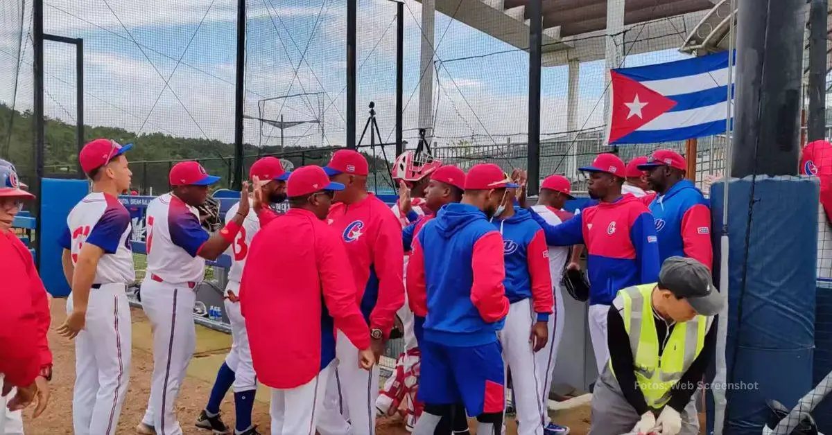 Equipo de Cuba tras su primer triunfo previo al Premier 12