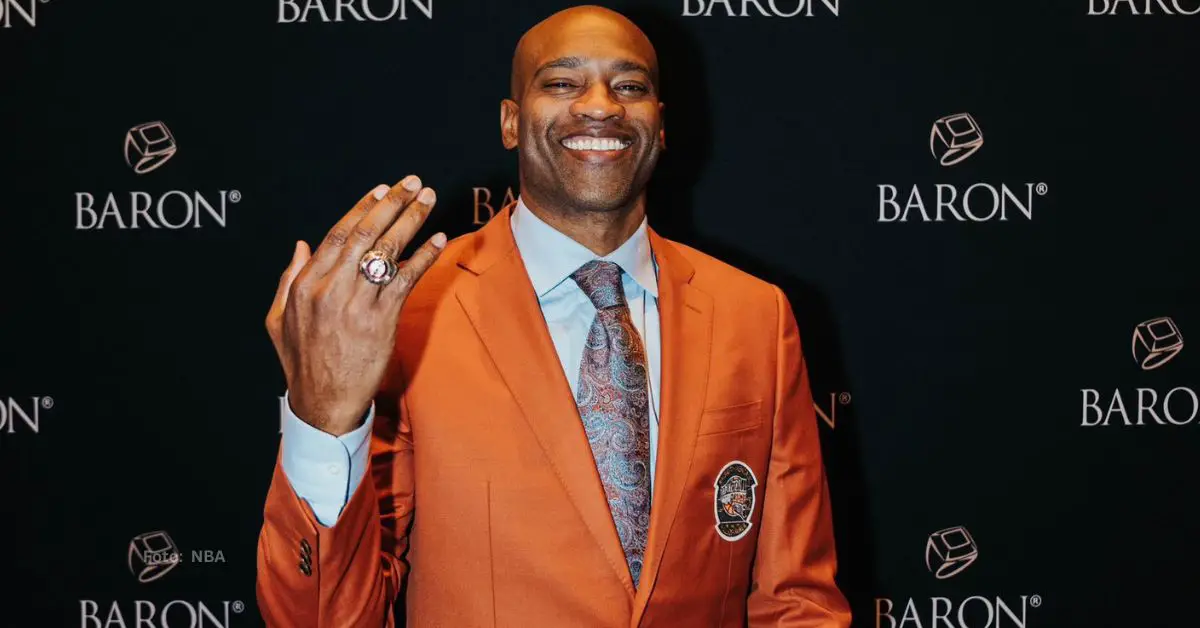 Vince Carter mostrando su anillo de jugador de Salón de la Fama