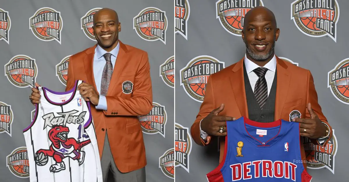 Vince Carter y Chauncey Billups posando con las camisas de Toronto Raptors y Detroit Pistons