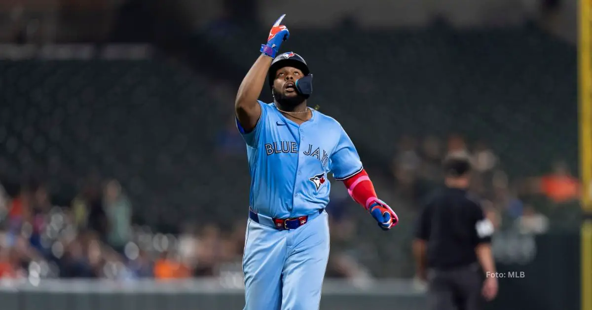 Vladimir Guerrero señalando al cielo tras jonrón con Toronto Blue Jays