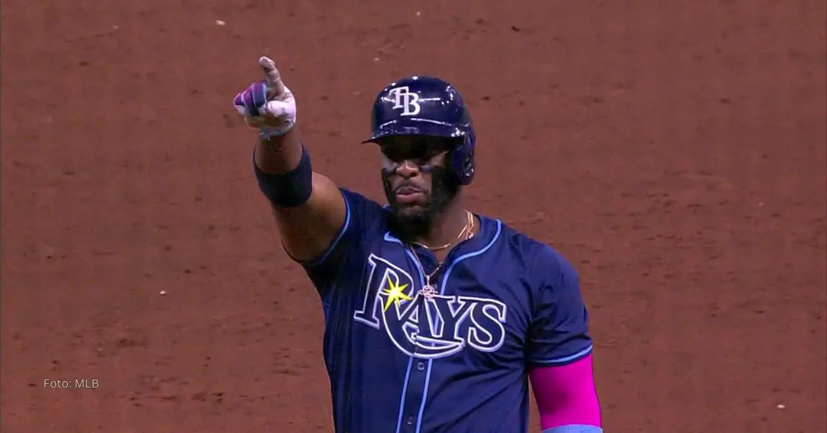 Yandy Diaz levantando la mano con Tampa Bay Rays