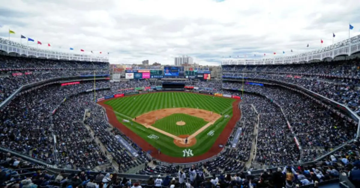 Un juego de beisbol en el Yankee Stadium. Postemporada 2024