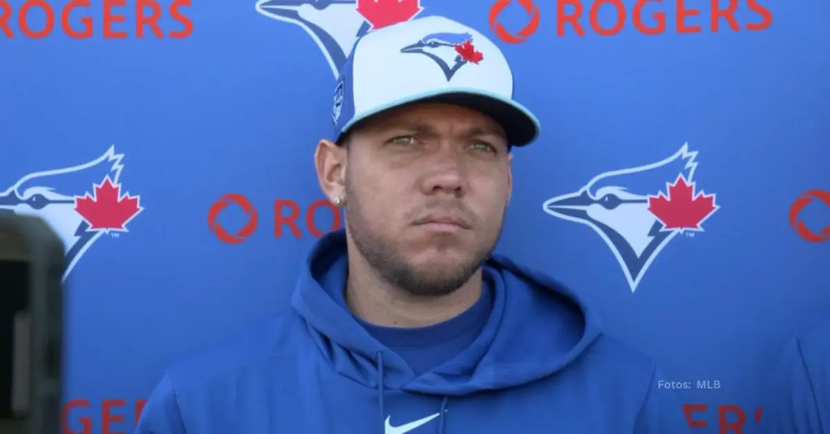 Yariel Rodríguez atendiendo los medios en Toronto