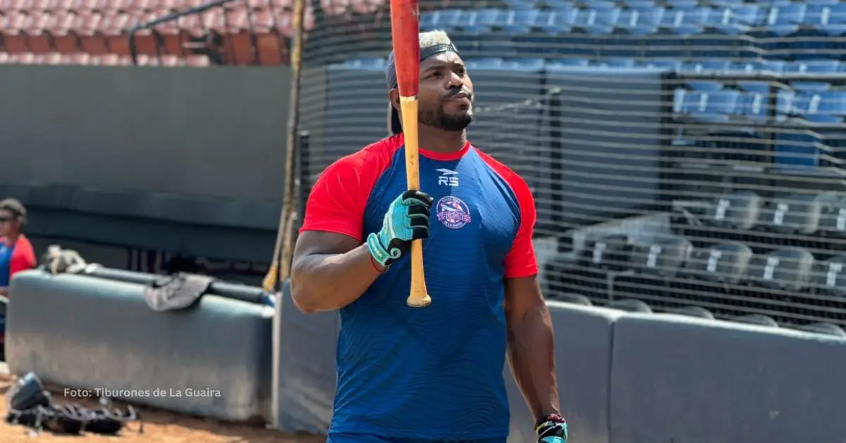 Yasiel Puig en una practica de bateo con Tiburones de La Guaira