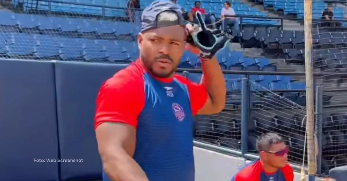 Yasiel Puig en Estadio Universitario de Caracas en las practicas de Tiburones de La Guaira