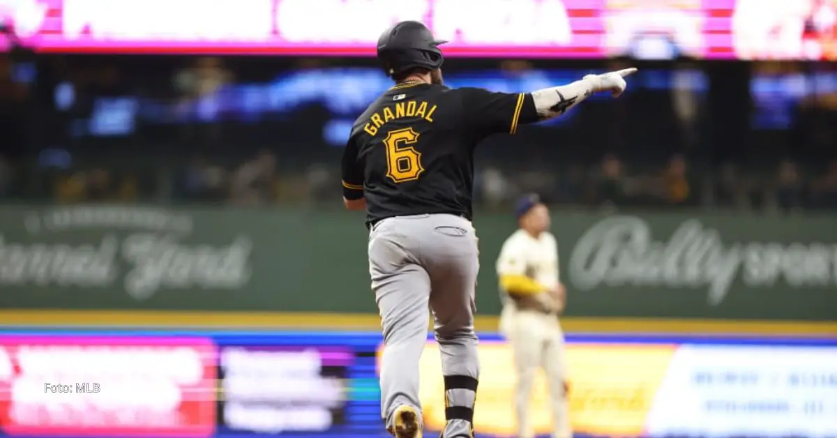 Yasmani Grandal señalando con el uniforme de Pittsburgh Pirates