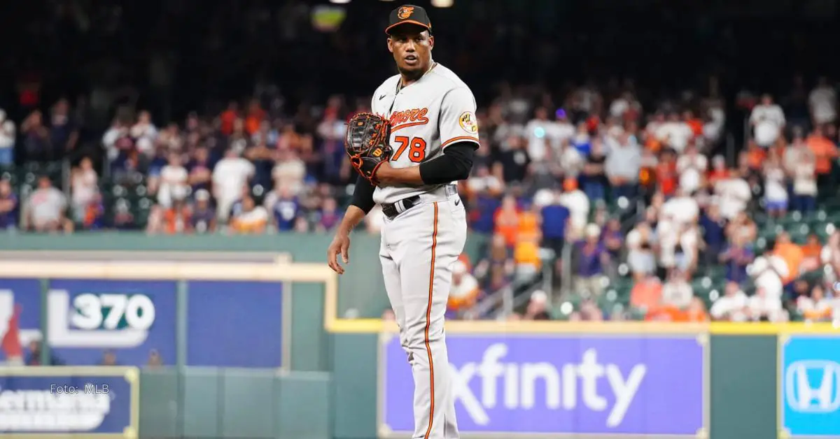 Yennier Cano observando las señas de su receptor con el uniforme de Baltimore Orioles en Grandes Ligas