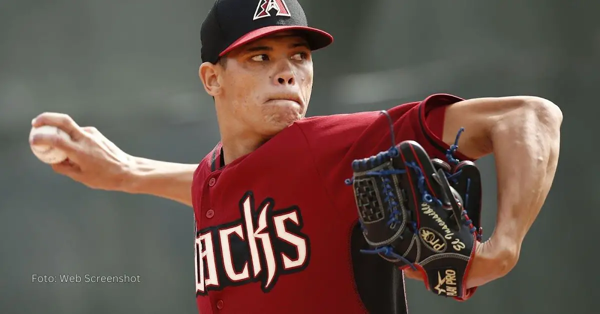 Yoan López con el uniforme de Arizona Diamondbacks