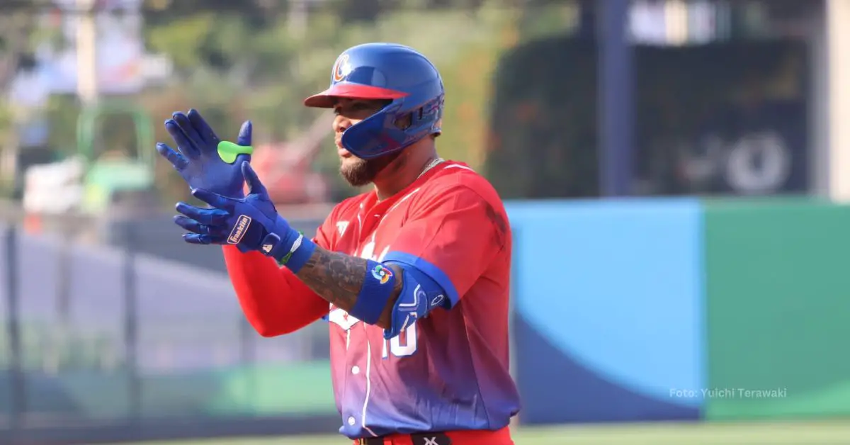 Yoan Moncada aplaudiendo tras dar hit con el equipo Cuba