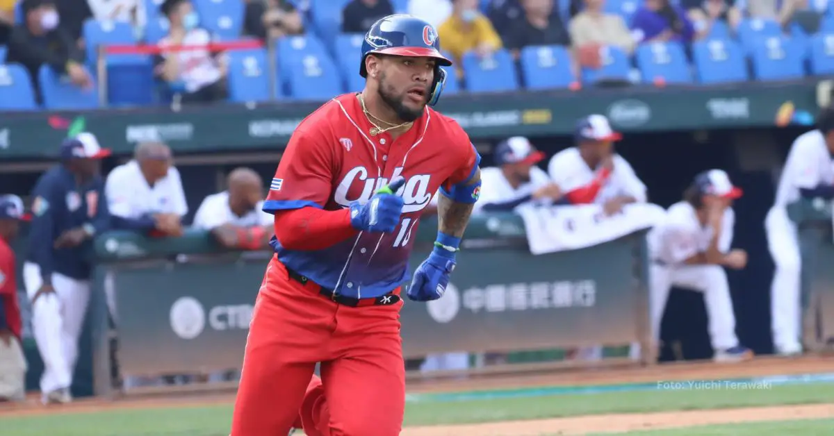 Yoan Moncada recorriendo las bases con el equipo Cuba